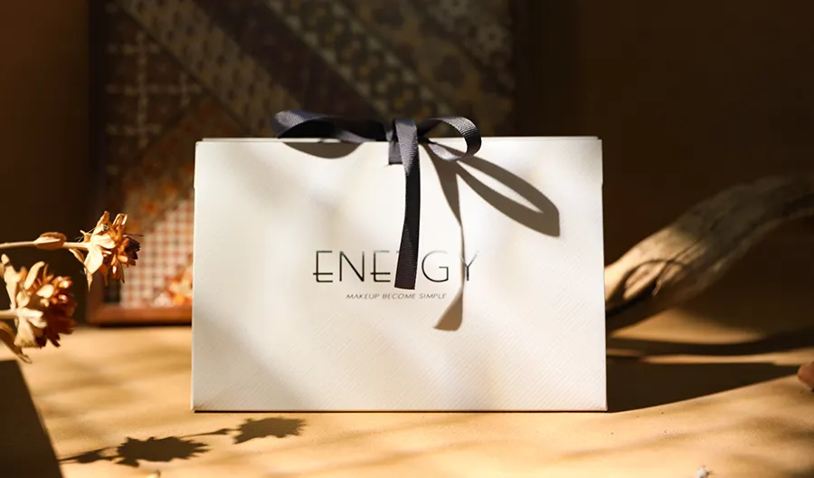 Eco-friendly packaging for makeup products, featuring minimalist design and recycled materials, highlighting sustainable practices and innovative packaging trends in the cosmetics sector.