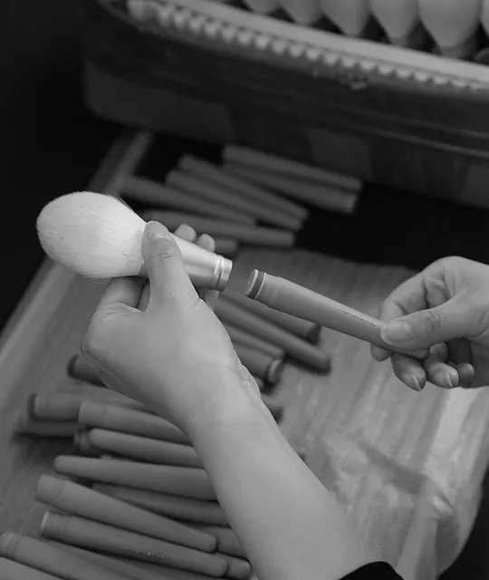 Assembling makeup brush head and handle