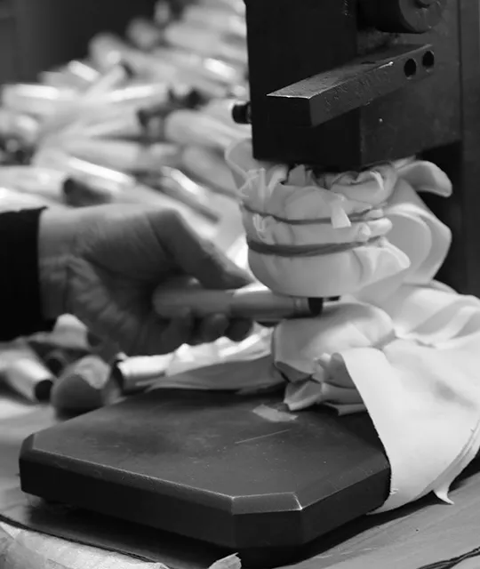 Shaping metal ferrule for makeup brush assembly