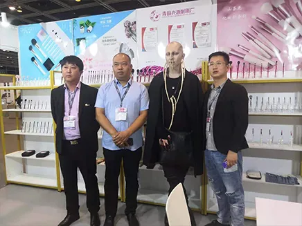 AINOCHI Factory staff networking at the 2019 Tokyo Beauty Expo in Japan.
