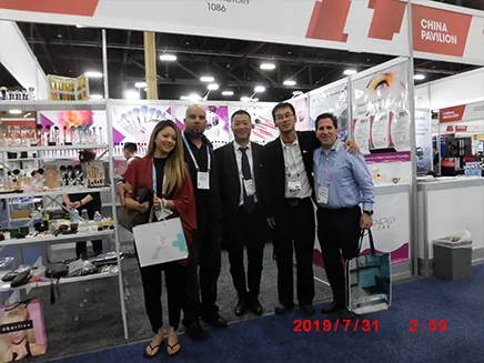 Exhibition booth and visitors at the 2019 Tokyo Beauty Expo, Japan, featuring AINOCHI makeup brushes.