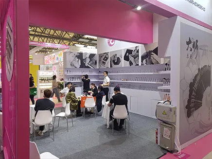 AINOCHI Factory’s booth design and team interactions during the 2025 China Beauty Expo, Shanghai.