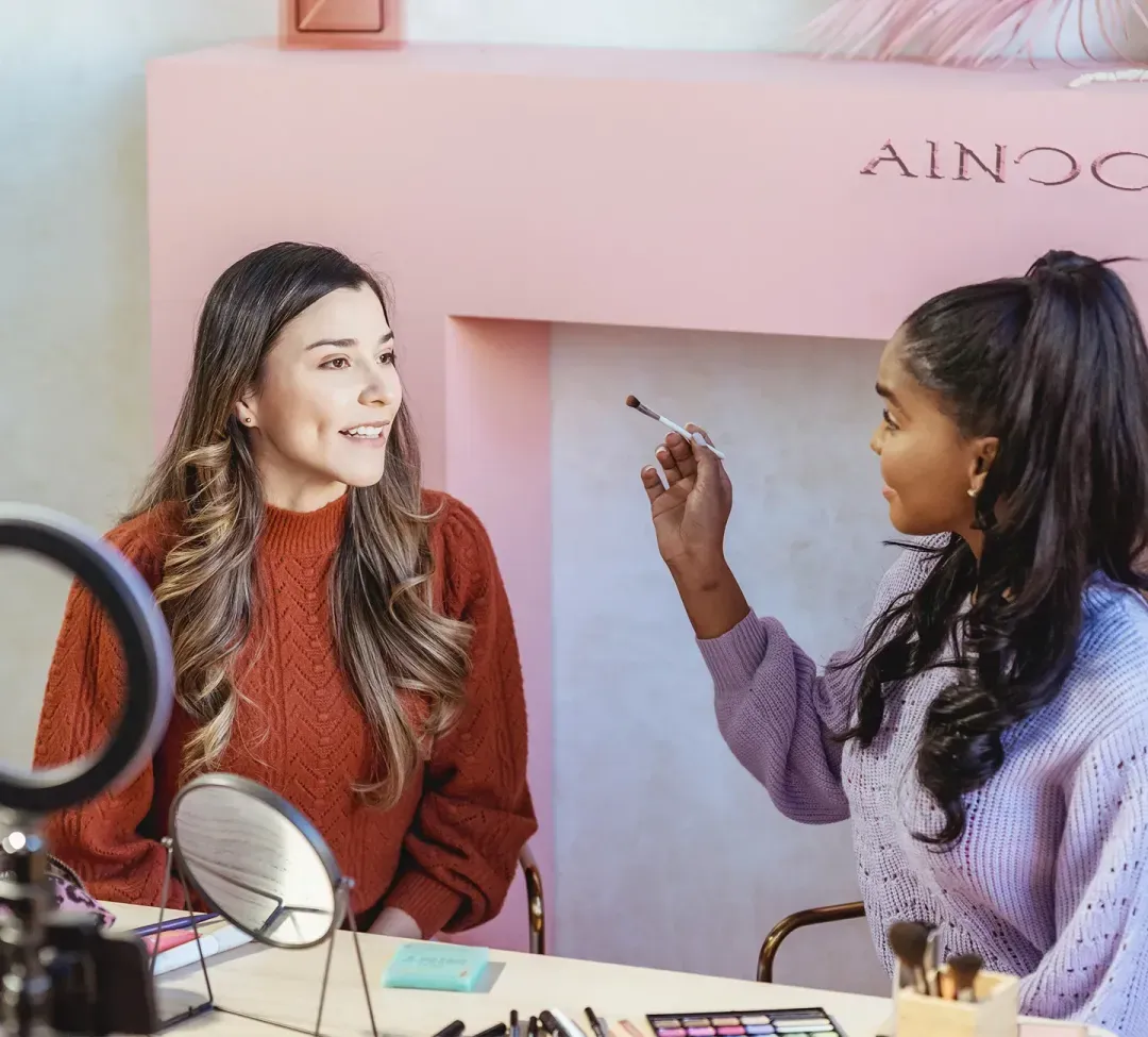 AINOCHI global retail brand staff interacting with customer in store.