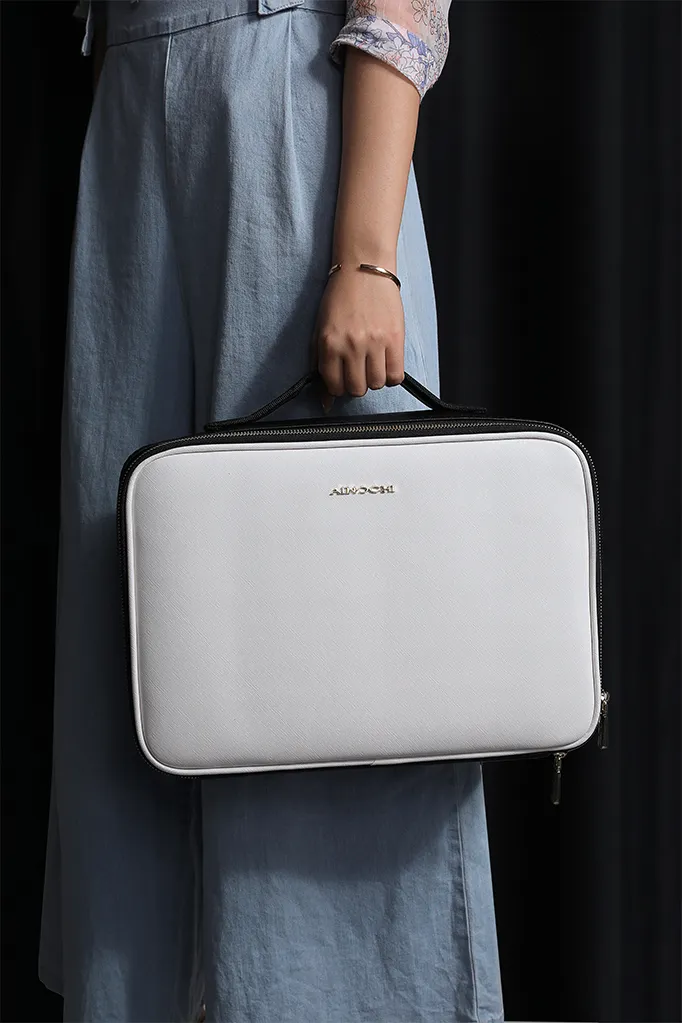 Stylish and portable makeup brush storage case, ideal for organizing brushes and beauty tools.